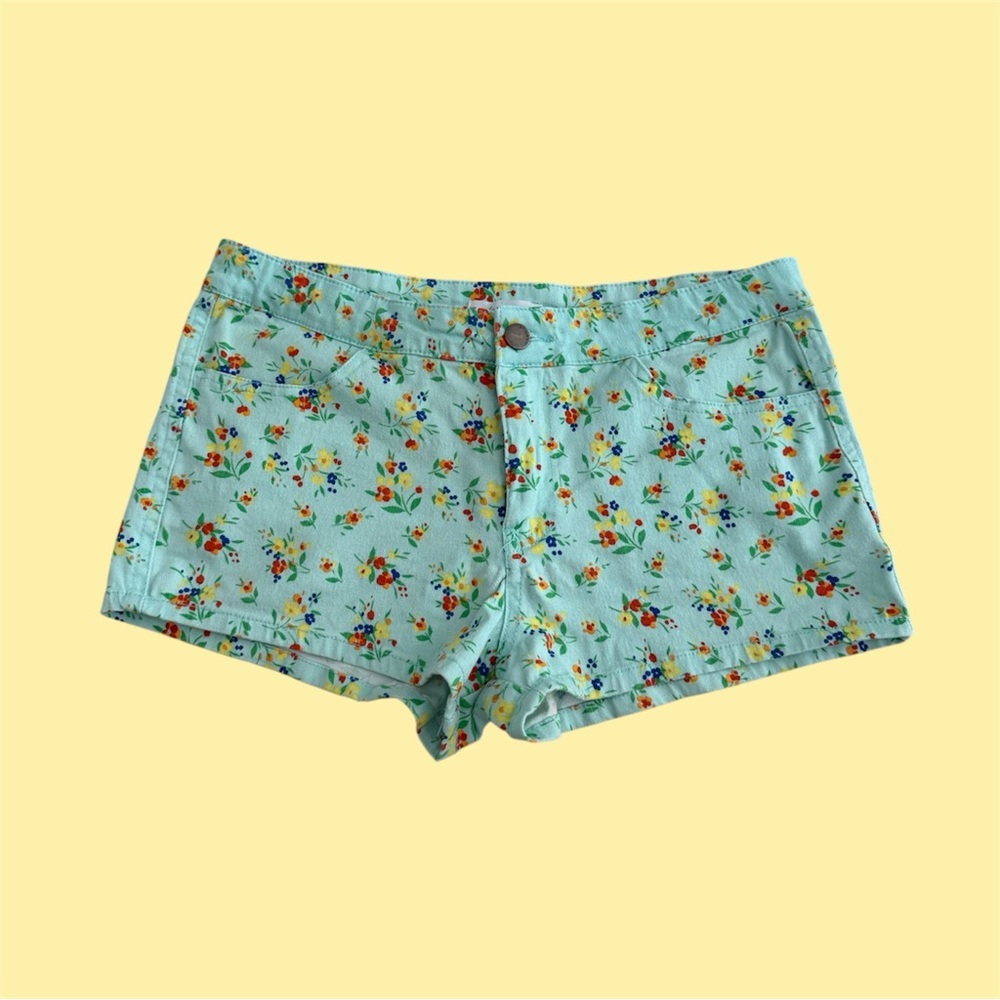 Ambiance Apparel Floral mini Shorts 🌼🩵